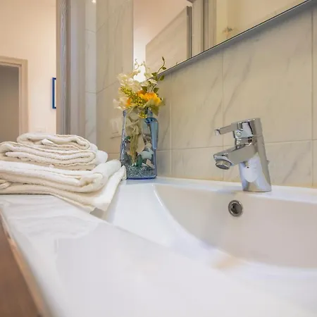 Flora By Portofinohomes *